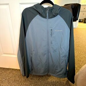 Men’s Columbia Gray rain jacket. Size L